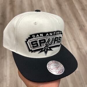 Mitchell & Ness San Antonio Spurs two-tone snapback hat B10